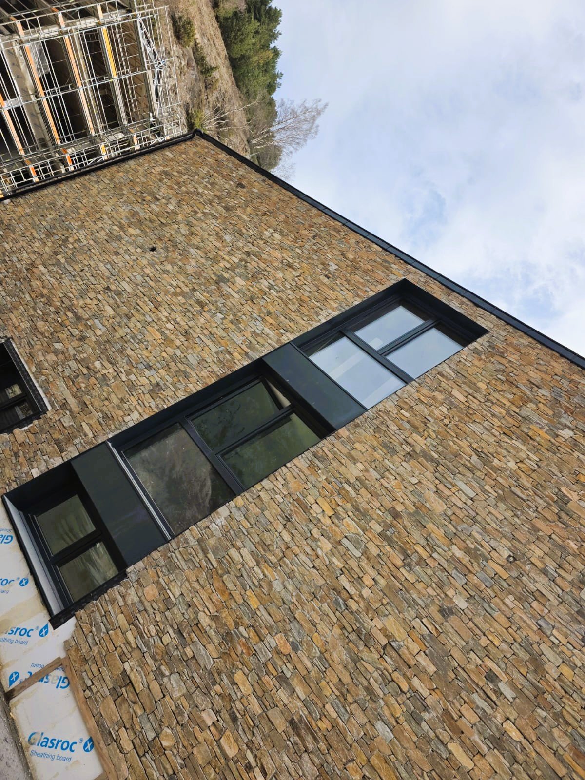 Grup GL: Gourmets de la Construcció en Pedra Natural.
L’art de la pedra, el rigor de la construcció

A Grup GL, entenem la construcció no només com un procés tècnic, sinó com un ofici artesanal que requereix passió i precisió. Som una empresa familiar arrelada al Principat d’Andorra, formada per un equip de mestres artesans, constructors i col·locadors especialitzats en el material més noble i exigent: la pedra natural.

Més enllà de ser una constructora, som proveïdors de talent especialitzat. Oferim la cessió de personal altament qualificat per a projectes que exigeixen una execució impecable i un coneixement profund dels materials tradicionals i moderns.

Els nostres pilars d’especialització

Mestres de l’Alicatat: Ens sentim orgullosos de ser considerats els millors especialistes en alicatat del Principat. Des de peces ceràmiques fins a gran format, la nostra tècnica garanteix alineacions perfectes i acabats que perduren en el temps.

Façanes de Pedra Natural i Murs Artesanals: Som referents en la construcció de murs i façanes que defineixen l'estètica andorrana. Cada pedra es treballa manualment a l'obra per garantir una integració total amb l'entorn.

Eficiència i Innovació en l’Aïllament: Especialistes en la instal·lació de panells aïllants i la construcció de façanes ventilades, solucions d'avantguarda que combinen l'estètica de la pedra amb l'eficiència energètica més exigent.

Qualitat Artesanal amb Garantia de Futur

La majoria dels nostres treballs es fan de forma artesanal a peu d'obra, recreant les condicions òptimes per a una instal·lació i un muntatge de qualitat superior. No ens conformem amb complir les expectatives; busquem l'excel·lència en cada detall, garantint un acabat de qualitat màxima que esdevé el nostre millor segell de presentació.

Compromís i Seguretat

A Grup GL, la seguretat és innegociable. Complim rigorosament tota la normativa de construcció i seguretat laboral del Principat d'Andorra. Protegir el nostre equip és la base per garantir la continuïtat del nostre ofici i la tranquil·litat dels nostres clients.

"Si busques la perfecció en la pedra i el rigor en l'execució, Grup GL és la teva constructora de referència a Andorra."