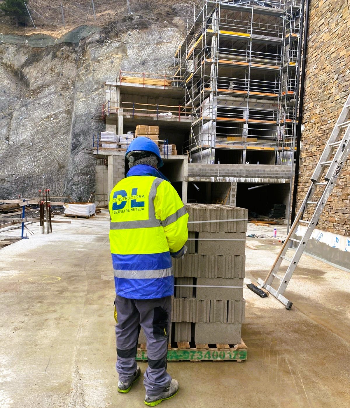 L’Excel·lència en la Subcontractació: El Valor del Talent Especialitzat amb Grup GL En el dinàmic sector de la construcció al Principat d’Andorra, l’eficiència i la flexibilitat són les claus de l’èxit. A Grup GL, entenem que cada projecte té unes exigències úniques i, per això, oferim un model de subcontractació de personal qualificat dissenyat per potenciar la competitivitat de les empreses constructores del país. Una solució estratègica per a la construcció a Andorra La subcontractació amb Grup GL permet a les constructores optimitzar els seus recursos de manera intel·ligent. Mitjançant la nostra col·laboració, les empreses poden disposar d'equips experts sense la necessitat de sobredimensionar la seva estructura fixa, adaptant-se amb agilitat als pics de demanda o a les necessitats tècniques més específiques de cada obra. Per què confiar en el personal de Grup GL? Especialització Garantida: Accediu a artesans i oficials amb una formació sòlida i experiència contrastada en el terreny, assegurant una execució d’alta qualitat i el compliment estricte dels terminis d’entrega. Rigor Jurídic i Seguretat: Simplifiquem la gestió administrativa i garantim el compliment total de la normativa laboral andorrana. El nostre personal està plenament al corrent en matèria de seguretat, salut i prevenció de riscos laborals, oferint total tranquil·litat al contractista principal. Compromís amb el Talent Local: Per als professionals del sector, ser part de Grup GL significa estabilitat i la possibilitat de participar en els projectes més rellevants del Principat, fomentant el creixement del teixit econòmic andorrà. El vostre soci de confiança al Principat A Grup GL no només cedim personal; aportem solucions. Creiem en una construcció més professional, on la connexió entre les empreses i el talent especialitzat sigui fluida i productiva. Som el nexe d'unió que permet que la vostra obra no s'aturi i mantingui els estàndards més alts d'excel·lència. Sigui quin sigui el volum del vostre projecte, Grup GL és el soci estratègic que necessiteu per impulsar la professionalitat i l'eficiència a la vostra empresa constructora a Andorra. Som especialistes en acabats de luxe i pedra natural. 